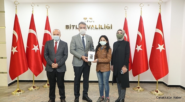 Vali Çağatay'dan öğrencilere hediye