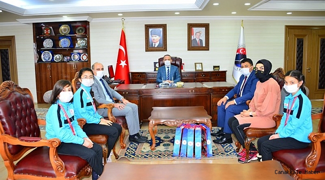 Vali Hüseyin Öner, Short Track yarışmasında dereceye giren öğrencileri ödüllendirdi