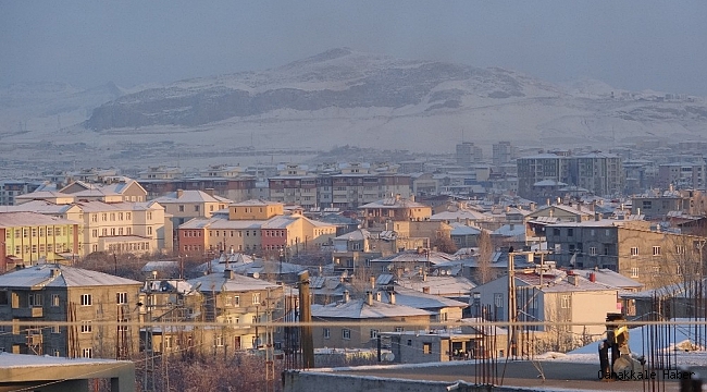 Van kent merkezine mevsimin ilk karı düştü