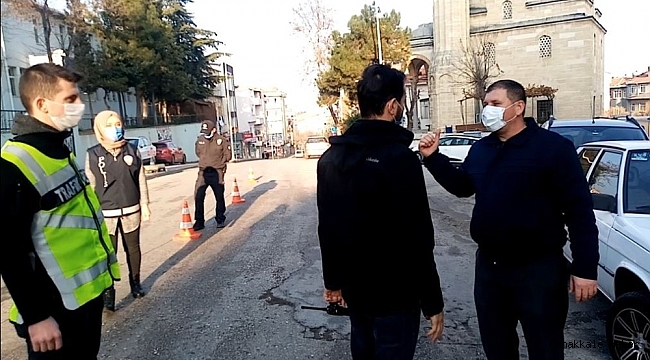 Vatandaşın polisle diyaloğu gülümsetti: &quot;Ekmek alıp hemen eve kaçacağım&quot;