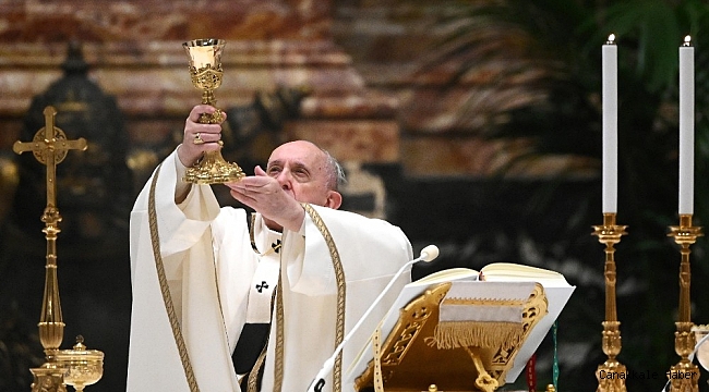 Vatikan&#039;da Noel ayini Covid-19 kısıtlamaları nedeniyle erken yapıldı