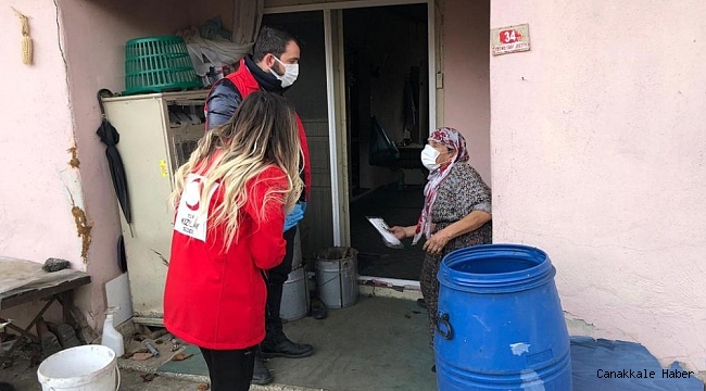 Vefa Sosyal Destek ekibi ihtiyaç sahibi ailelerin yanında