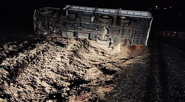 Virajı alamayan kamyon devrildi