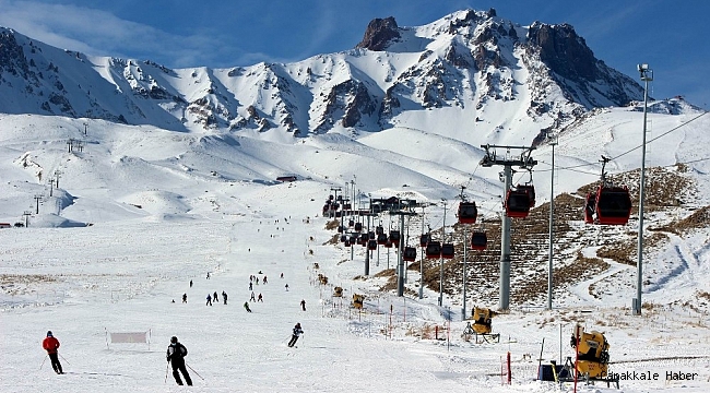 Yabancı turistler pandemi döneminde kayağın tadını Erciyes&#039;te çıkarıyor