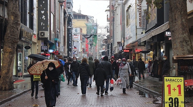 Yağmurlu havaya rağmen Kocaeli&#039;de sokaklar tıklım tıklım doldu