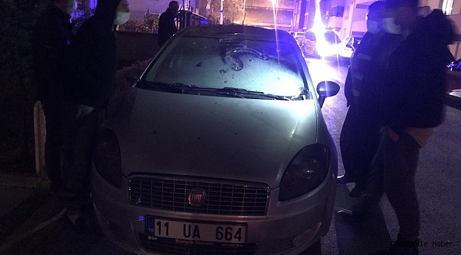 Yanan sokak lambası park halindeki arabanın üzerine düştü