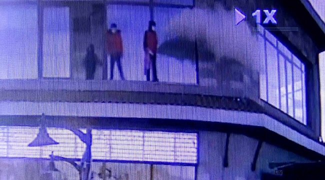 Yangın tüpünü sıkıp oynayan hırsızlık şüphelisi kameraya yakalandı