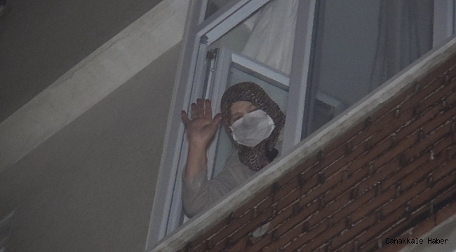 Yangından etkilenen kediye kalp masajı yaparak kurtarmaya çalıştı