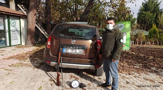 Yaptıkları 'far avı' otomobile mal oldu