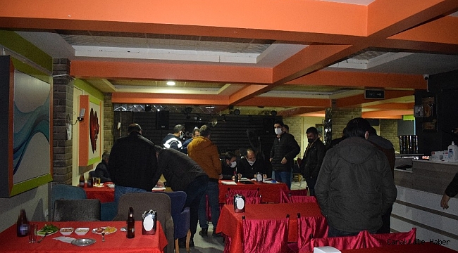 Yasağı delip eğlence mekanında yakalandılar
