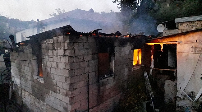 Yaşlı adam evinin yanışını çaresizce izledi