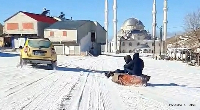 Yaylaya yağan kar üzerinde çocuklar gibi eğlendiler
