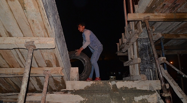 Yeni yapılan evlerinde betonun donmaması için lastik yaktılar