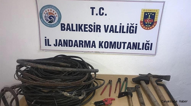 Yere gömülü kabloları sökerken suçüstü yakalandılar