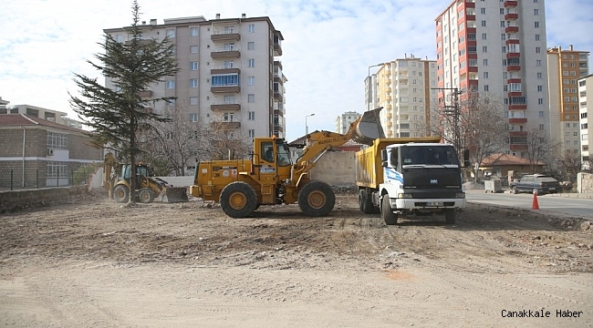 Yıkılan gecekonduların hafriyatı kaldırılıyor