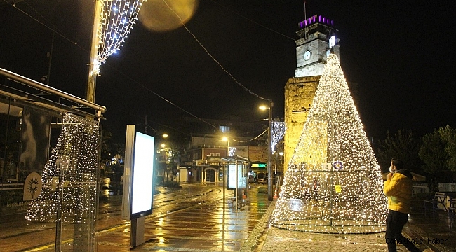Yılbaşı gecesi kısıtlamaya rağmen Antalya'da cadde ve sokaklar ışıklandırıldı