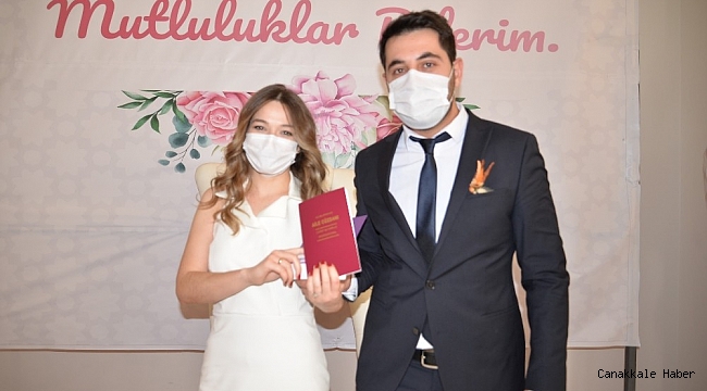 Yılın son nikahı kıyılan çiftin yeni yıl dileği &#039;Sağlık&#039; oldu