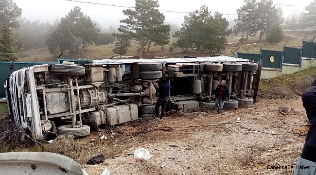 Yoğun sis nedeniyle kontrolden çıkan tır yan yattı: 1 yaralı