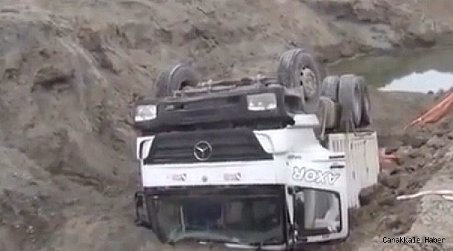 Yol çöktü, kamyon devrildi: 1 yaralı