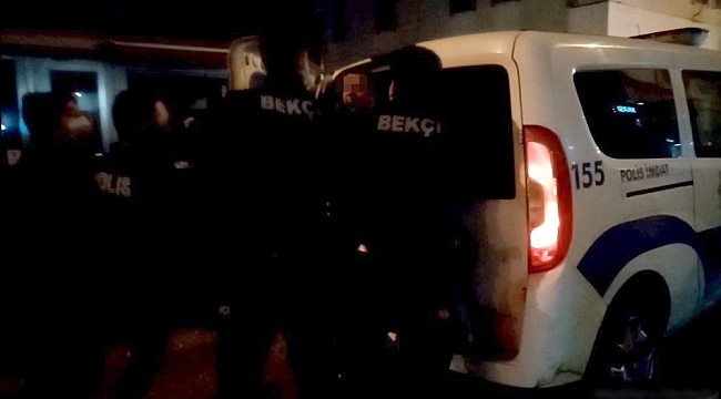 Yola tuvaletini yapıp esnafa rahatsızlık veren şahıs polise tekme savurdu