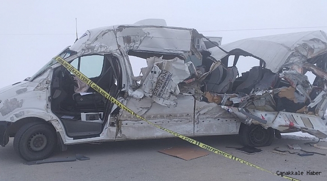 Yolcu minibüsü tırla çarpıştı: 4 ölü, 5 yaralı