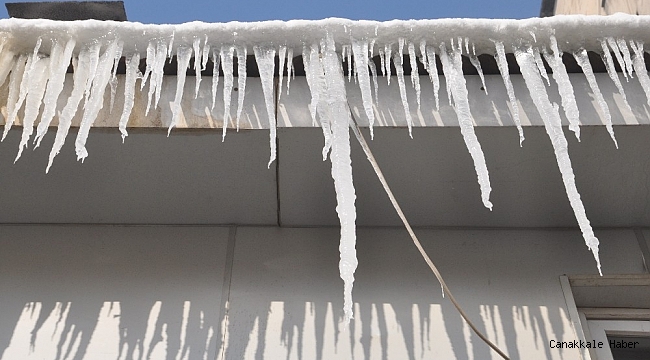 Yüksekova'da dondurucu soğuklar çatılardaki buz sarkıtları yarım metreyi buldu