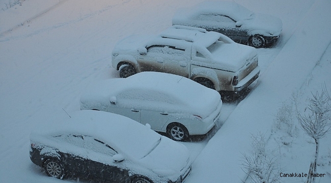 Yüksekova&#039;da kar kalınlığı 10 santimetreyi buldu