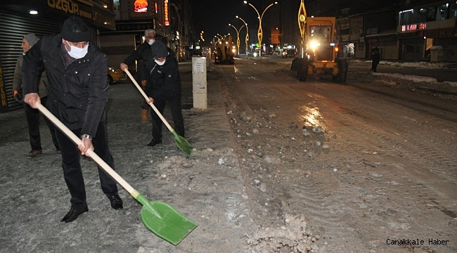 Yüksekova'da Kısıtlamadan sonra ekipler yolları küreklerle temizledi