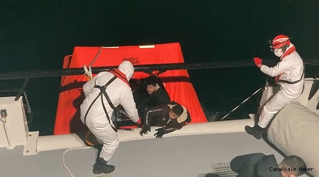 Yunanistan&#039;ın denizin ortasında bıraktığı 26 göçmen kurtarıldı