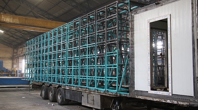 Yurt dışından geldi, Türkiye&#039;nin en büyük ve teknolojik mobil arı tırını yaptı