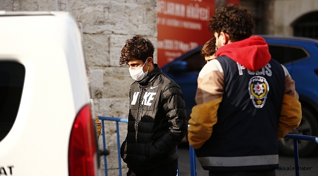 Yurttan kaçanlar Taksim Meydan'da yakalandı