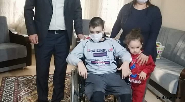 Yürüme engelli Serhat tekerlekli sandalyesine kavuştu