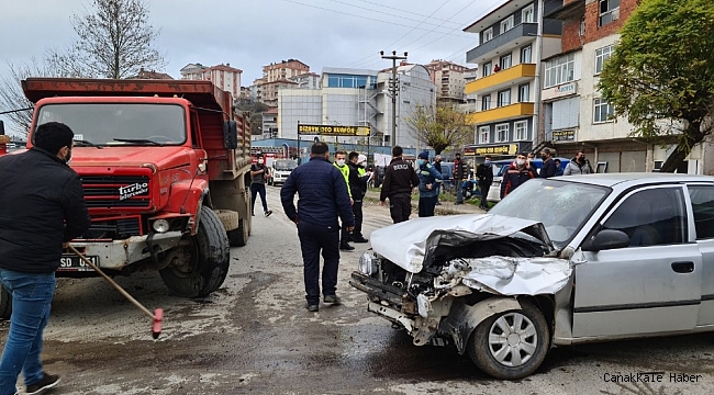 Zonguldak'ta kamyon ile otomobil kafa kafaya çarpıştı: 3 yaralı