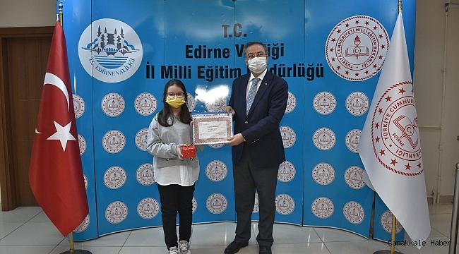 'Peygamberimiz ve çocuk' temalı şiir yarışmasında dereceye giren öğrenciler ödüllerini aldılar