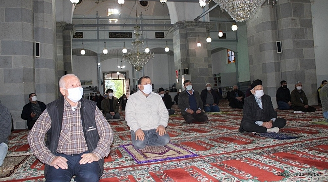 622 yıllık tarihi Bergama Ulu Camii&#039;nde yeni yılın ilk cuma namazı