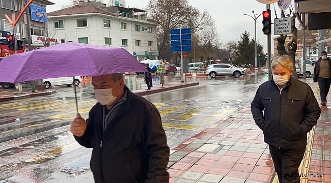 Afyonkarahisar yağmurlu bir havaya uyandı