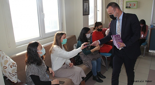 Ağrı Milli Eğitim Müdürü Tekin, öğretmenlere el kitabı dağıttı