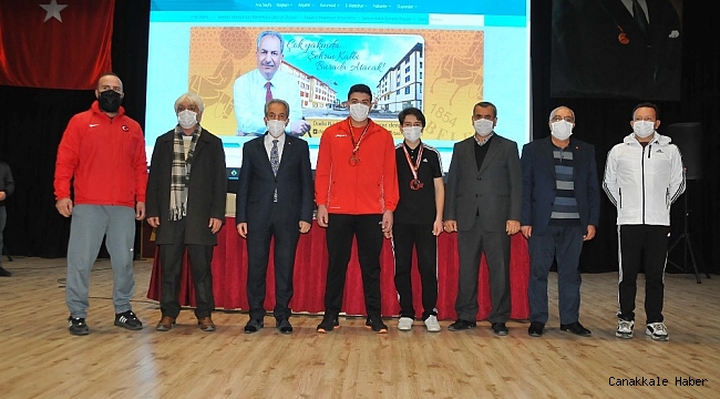 Akşehir Belediyesi'nden başarılı sporculara ödül