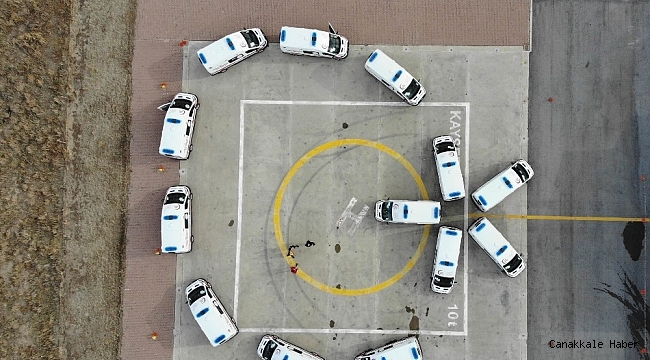 Ambulanslar ile Türk Bayrağı koreografisi