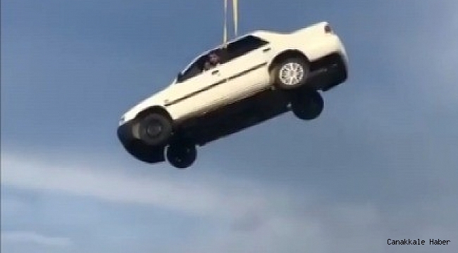 Antalya&#039;da vinçle 30 metreye çıkartılan otomobilde tehlikeli eğlence