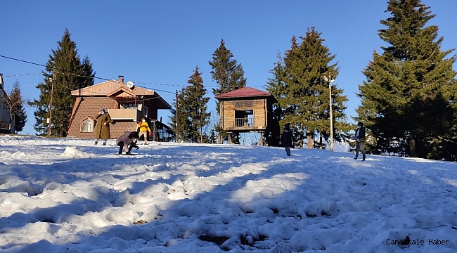 Artvin&#039;de çocuklar pandeminin stresini Kafkasör Yaylasında kar topu oynayarak atıyor