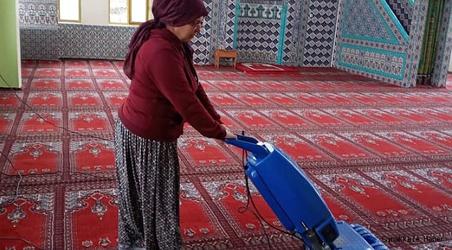 Aydın&#039;da kadınlar camileri gönüllü olarak temizledi