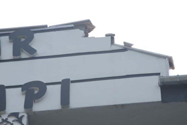 Ayvalık&#039;ta bir evin çatısına yıldırım düştü