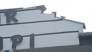 Ayvalık'ta bir evin çatısına yıldırım düştü