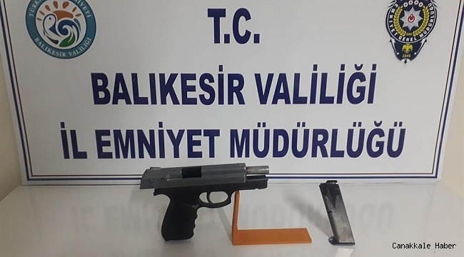Balıkesir'de polis 5 aranan şahsı yakalarken 4 silah ele geçirdi