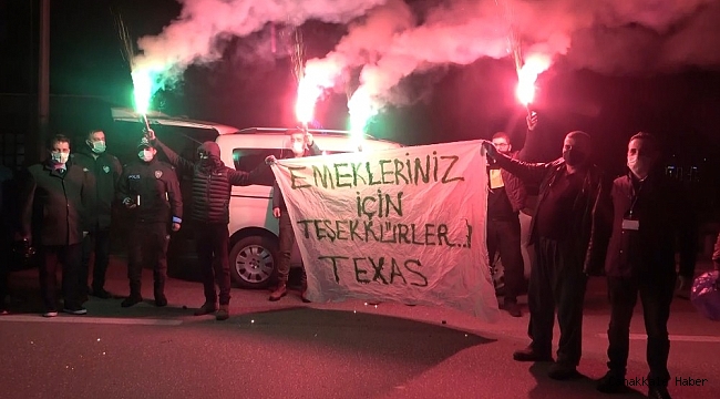 Bursaspor taraftarından polis ekiplerine meşaleli destek