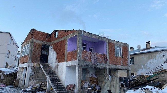 Çatıdaki kümes hayvanlarını ısıtmak için yaktığı sobadan çıkan kıvılcımlar evi yaktı
