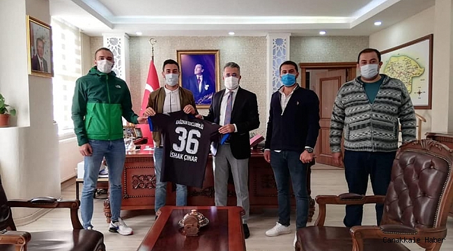 Çınar ve Yıldız&#039;a Kağızman Gençlerbirliği forması hediye edildi