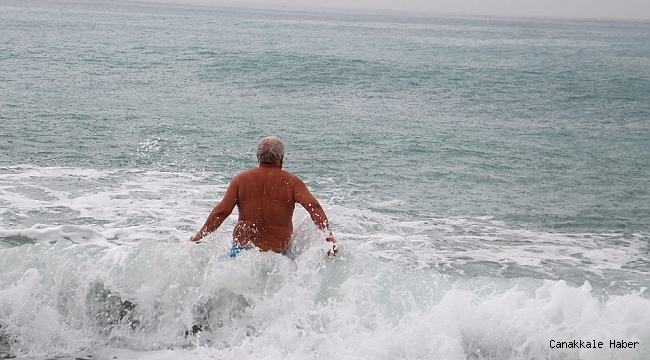 Deniz keyfini turuncu alarm bile bozamadı