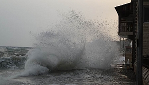 Dev dalgalar evlere kadar ulaştı